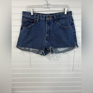 Wrangler women’s cut off denim shorts. Size 32.